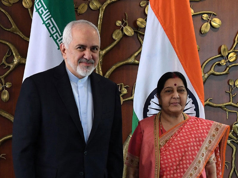 وزيرة الخارجية الهندية سوشما سواراج يلتقط الصور مع وزير الخارجية الإيراني محمد جواد ظريف قبل اجتماع في نيودلهي