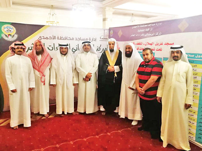 الجدعان متوسطاً بعض الأئمة والمصلين