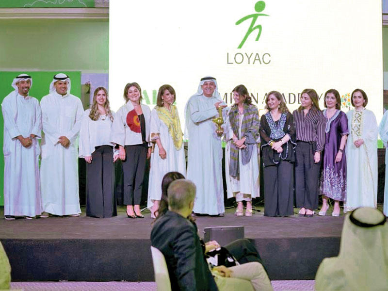 الأمين العام للمجلس الوطني للثقافة والفنون والآداب السابق م.علي اليوحة يتوسط اعضاء مجلس إدارة «لوياك» 