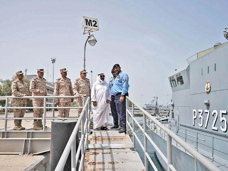 النائب الأول خلال زيارته القاعدة البحرية