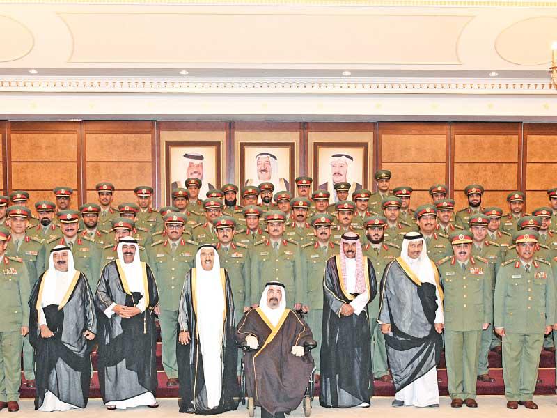 الأمير وولي العهد وسالم العلي ومشعل الأحمد وجابر المبارك والنائب الأول في صورة جامعة مع كبار ضباط الحرسn