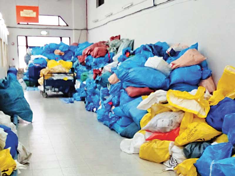 جانب من الطرود المكدسة