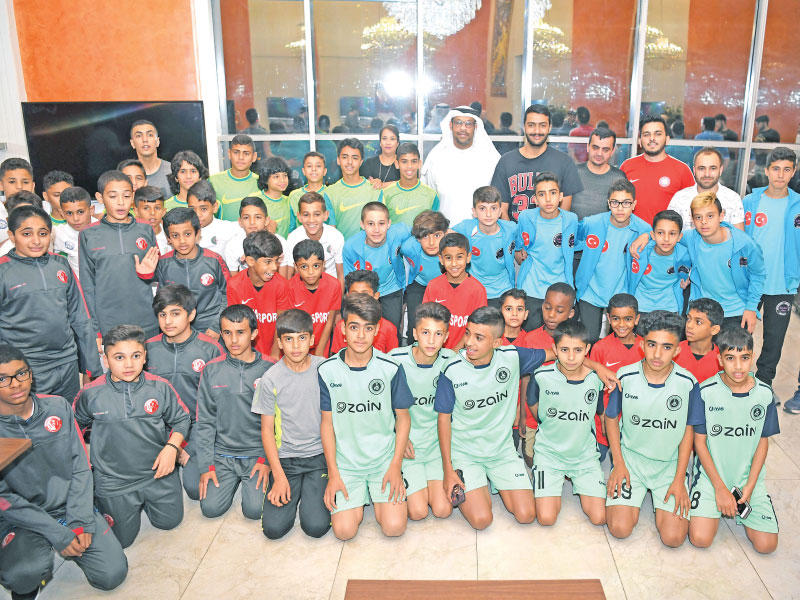 طلال الرشدان يتوسط الفرق المشاركة