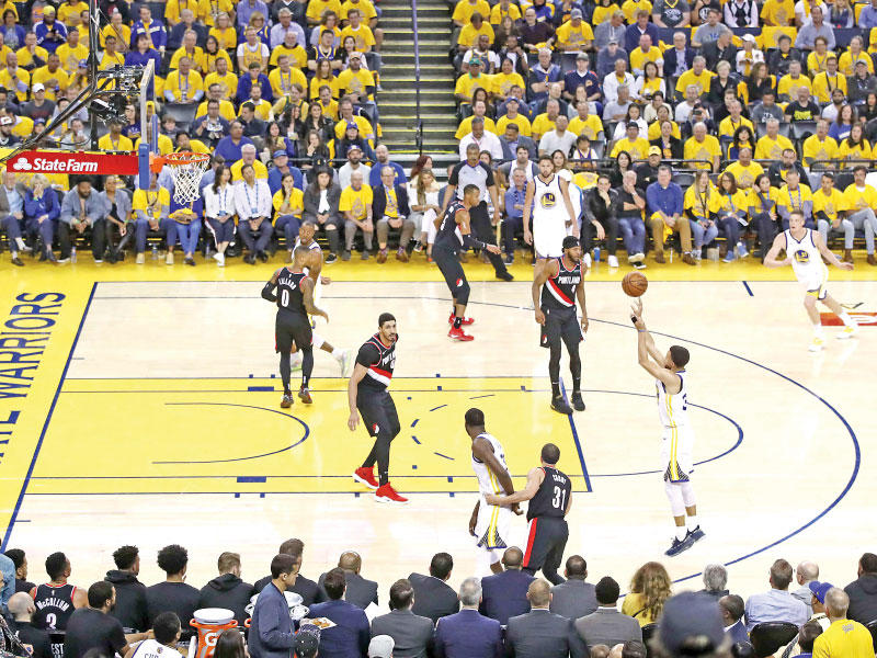 كوري نجم غولدن ستايت يصوب باتجاه سلة بورتلاند