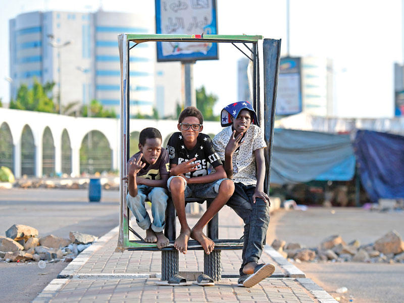  سودانيون في موقع اعتصام القيادة بالخرطوم (أ ف ب)