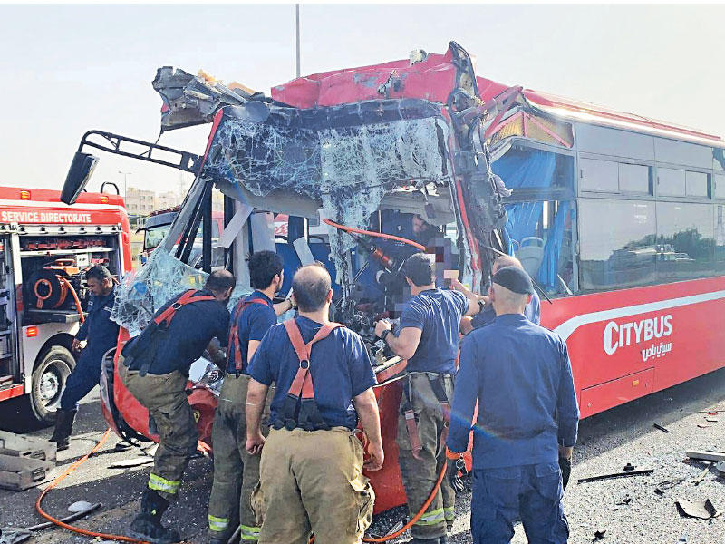 رجال الإطفاء يتعاملون مع الحادث