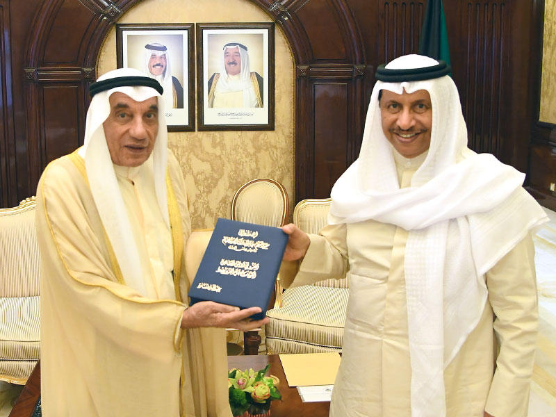 المبارك يتسلم كتاب عبدالله بشارة