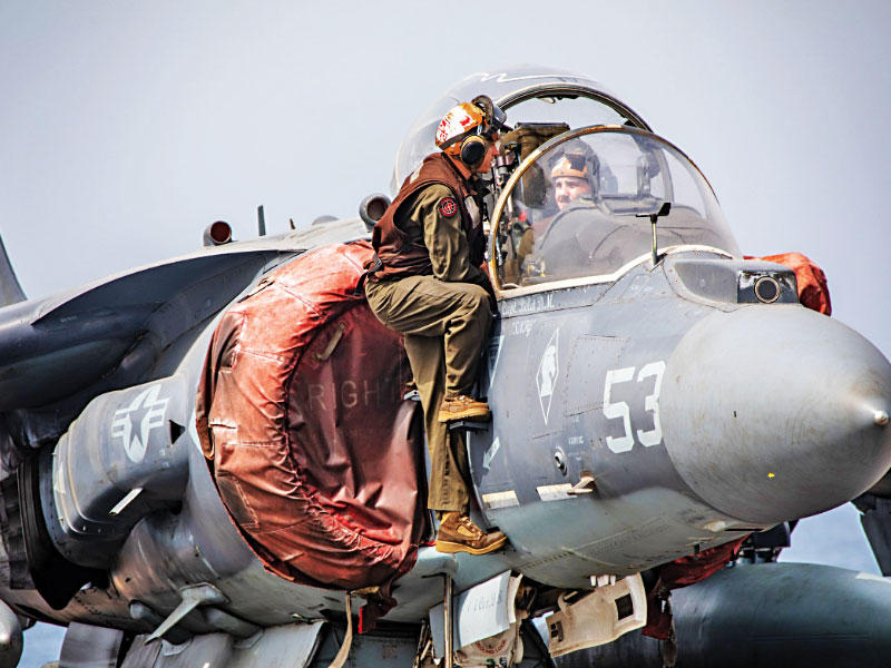 مقاتلة أميركية على متن سفينة «كيرسارج» الأميركية الإنزالية الهجومية الموجودة في منطقة عمليات الأسطول الخامس (سنتكوم)