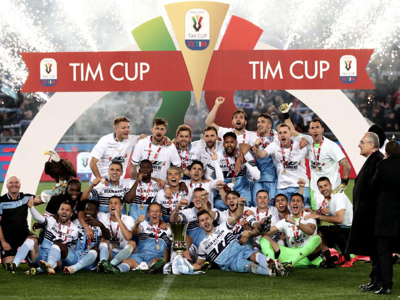 لاعبين لاتسيو مع الرئيس كلاوديو لوتيتو يحتفلون بعد الفوز في نهائي كأس إيطاليا لكرة القدم