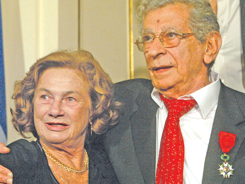 المخرج يوسف شاهين وزوجته