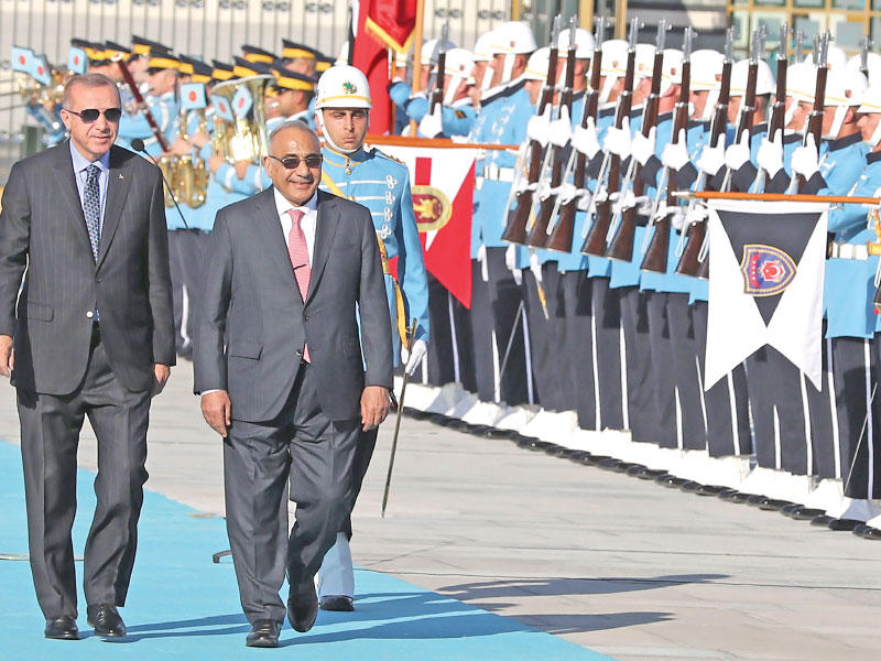 الرئيس التركي رجب طيب إردوغان مستقبلاً رئيس الوزراء العراقي عادل عبدالمهدي خلال حفل أقيم في المجمع الرئاسي بالعاصمة أنقرة أمس الأول                   (أ ف ب)