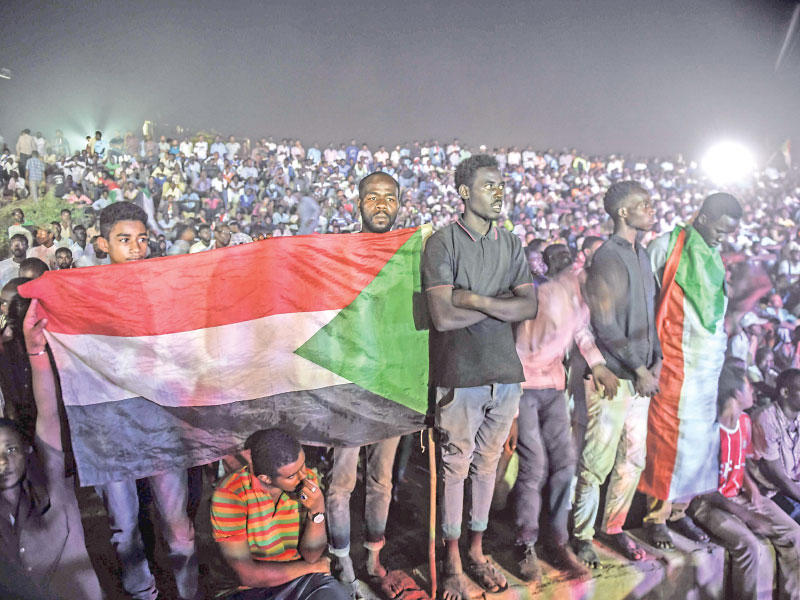 سودانيون يواصلون اعتصامهم أمام مقر القيادة في الخرطوم  (أ ف ب)