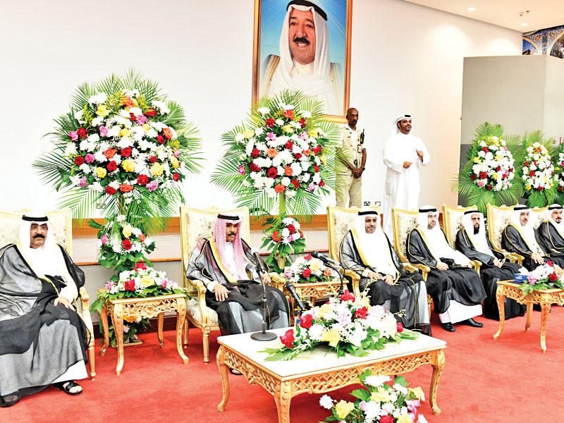 ولي العهد ومشعل الأحمد خلال زيارة النادي الرياضي للصم والبكم