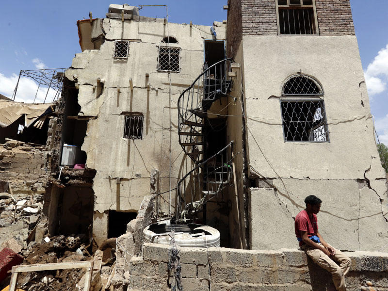 حطام المبنى المدمر الذي لحق به أضرار بعد غارة جوية على أحد أحياء صنعاء- اليمن