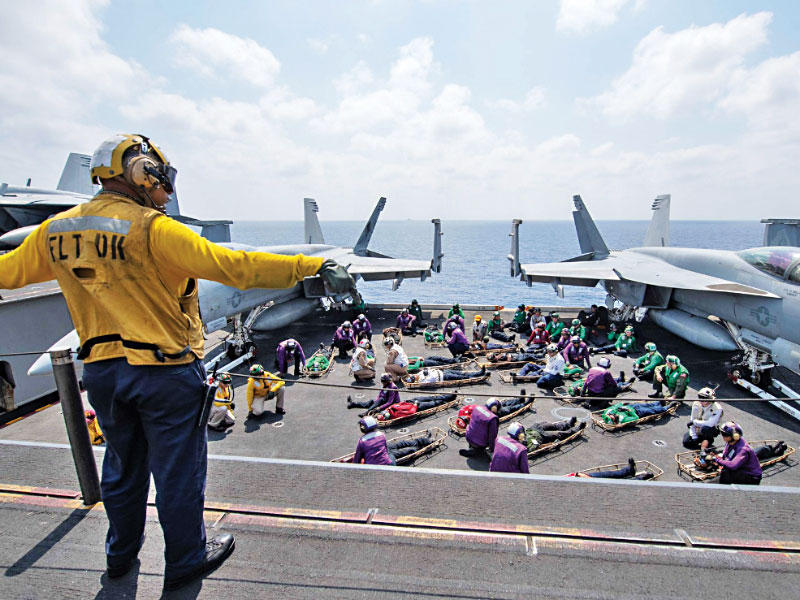 تدريبات أميركية على إخلاء الجرحى على متن حاملة الطائرات «ستينيس» الموجودة في منطقة عمليات الأسطول الخامس (صفحة الأسطول الخامس)n