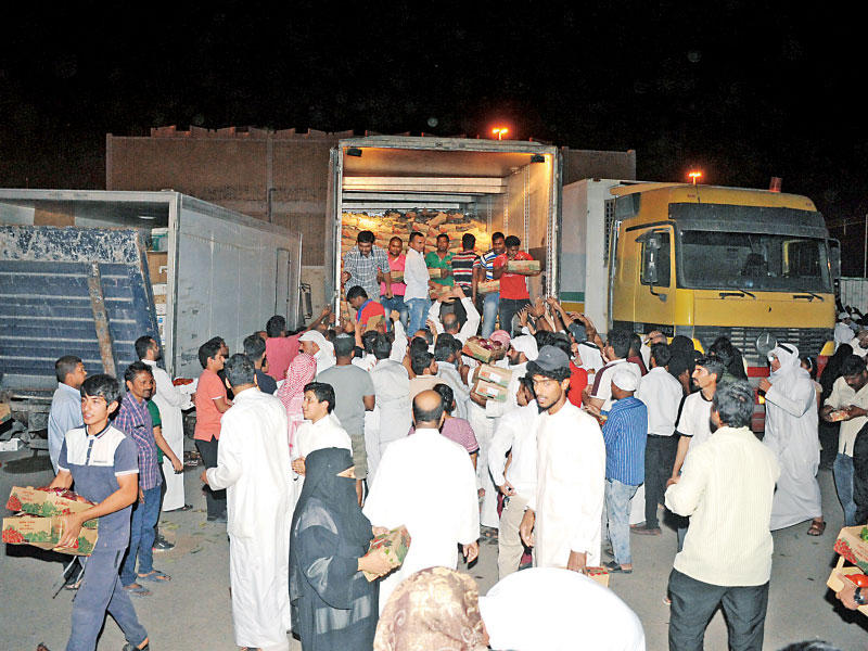 جانب من توزيع الخضراوات مجاناً في الأندلس أمس الأول