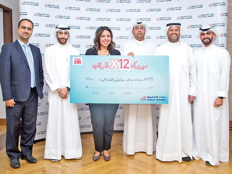 الفائز يتسلم جائزته