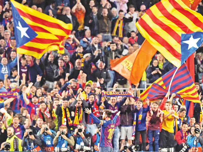 ليونيل ميسي نجم برشلونة يحيي الجماهير خلال مباراة سابقة