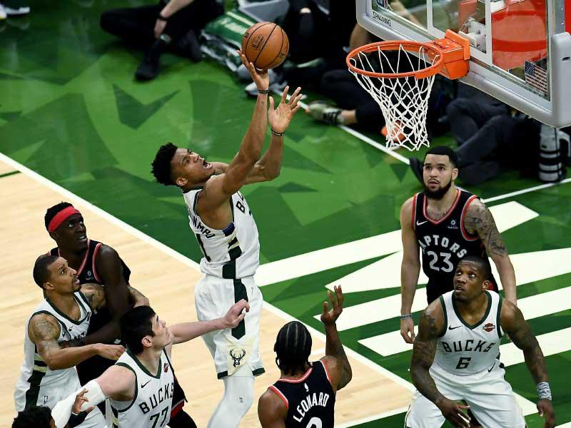 يانيس أنتيتوكونمبو نجم ميلووكي في محاولة للتسجيل في سلة رابتورز