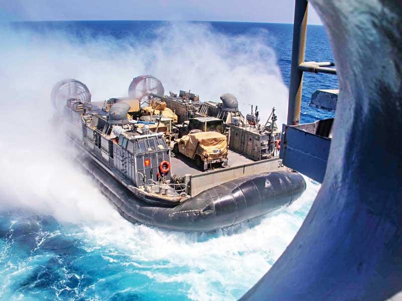 نقل معدات عسكرية أميركية إلى حوامة من على متن البارجة «كيرسارج» الموجودة في منطقة عمل الأسطول الخامس (صفححة الأسطول الخامس)  