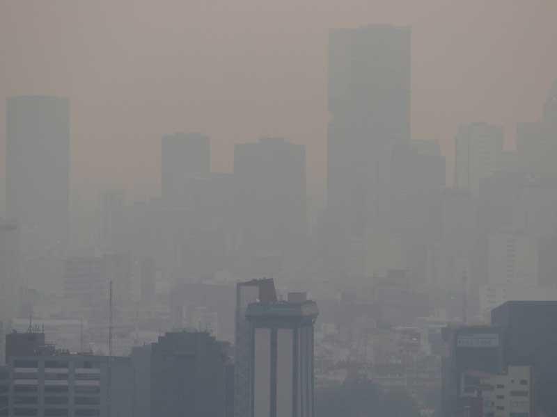 المباني المغطاة بالضباب الدخاني ، في صورة أمرت الحكومة المكسيكية بإغلاق المدارس في مكسيكو سيتي وحولها يوم الخميس بسبب ارتفاع مستويات التلوث