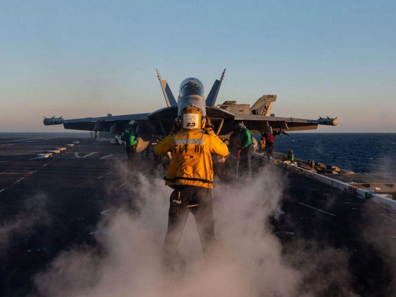 مقاتلة تقلع من على متن «ستينيس» بمنطقة عمل الأسطول الخامس