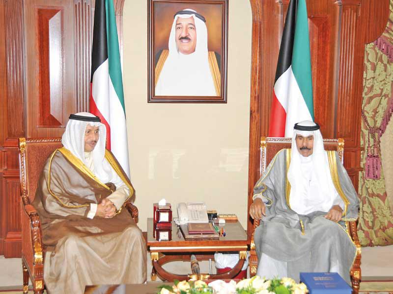 سمو ولي العهد خلال استقبال رئيس مجلس الوزراء أمس