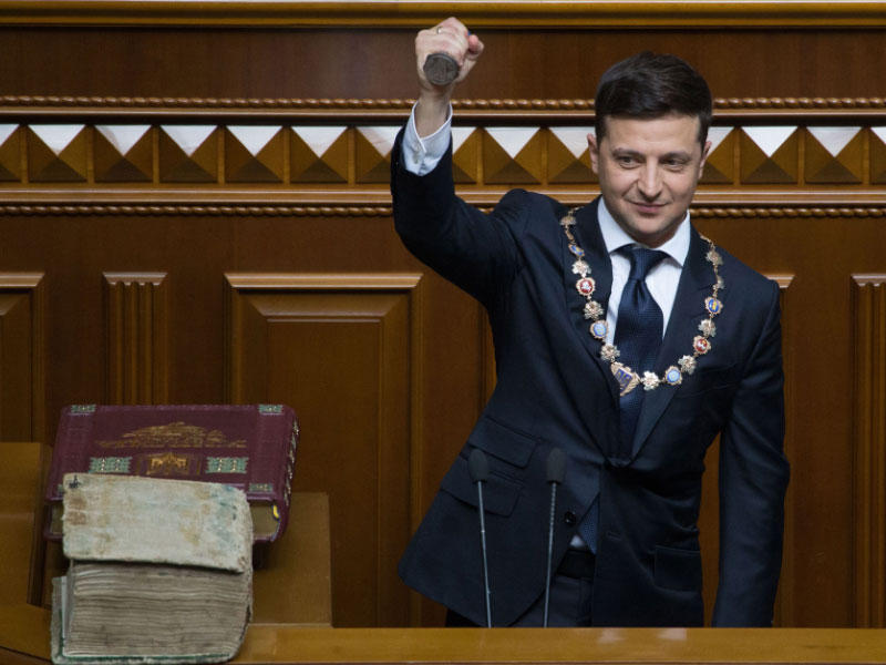 الرئيس الأوكراني فولوديمير زيلينسكي وهو يحمل الطابع الرئاسي خلال حفل تنصيبه في البرلمان في كييف