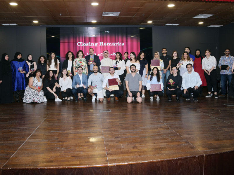 صورة جماعية للطلبة والموظفين والمرشحين المكرمين 