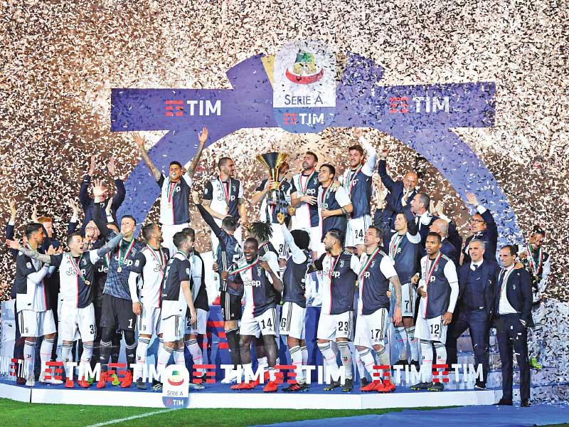 جانب من مراسم تتويج نادي يوفنتوس