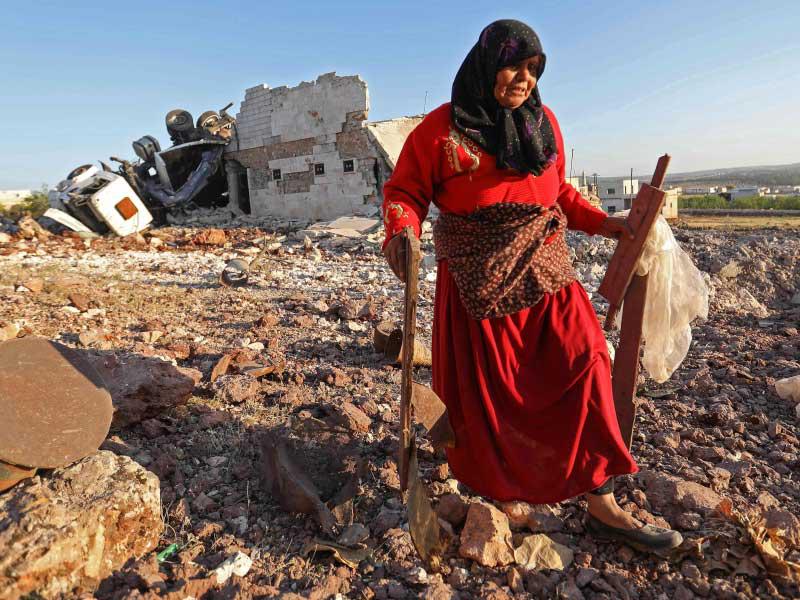  سورية في موقع الغارات على كفر نبل أمس                (أ ف ب)