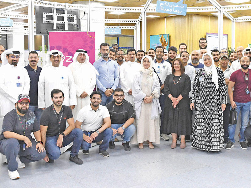 الروضان تتوسط الإدارة التنفيذية وموظّفي مركز الاتصال