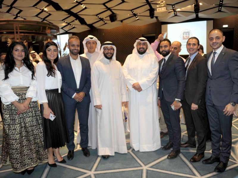 باسل الصباح وسلمان الصباح يتوسطان عدداً من حضور غبقة جمعية الجراحين