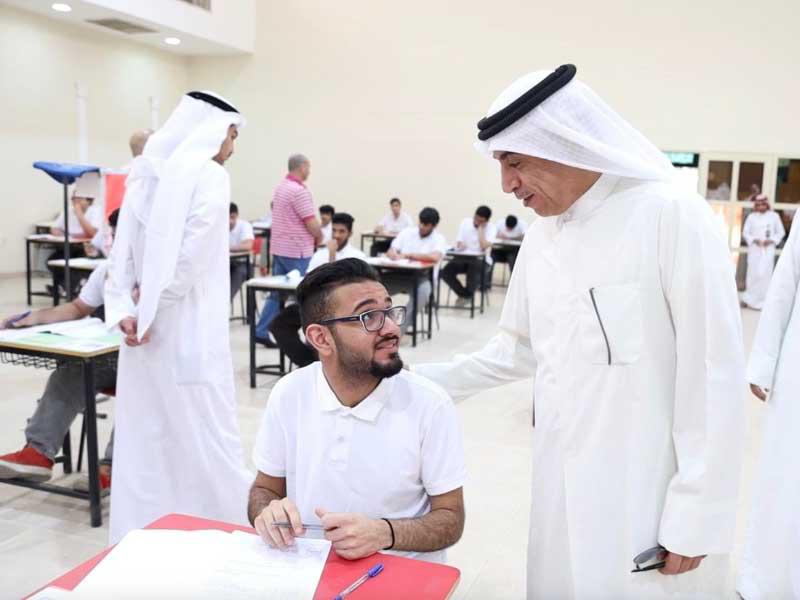 العازمي يتحدث إلى أحد الطلبة في لجان الاختبارات أمس