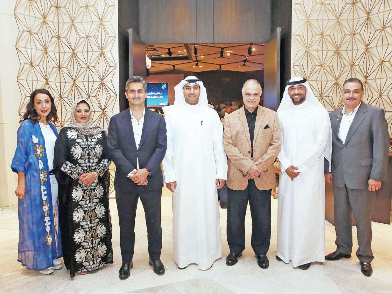 طارق محمود وموظفون من الإدارة التنفيذية فى استقبال الحضور