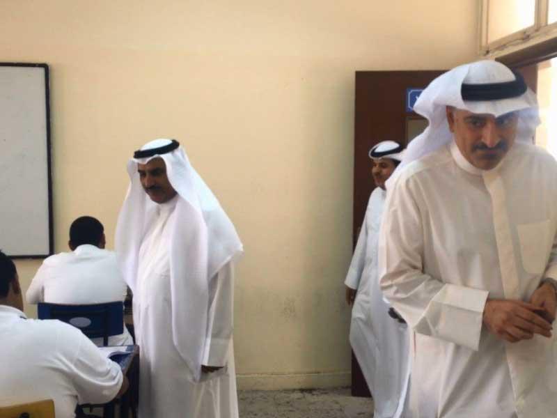 وكيل وزارة التربية خلال جولة تفقدية على عدد من لجان اختبارات الصف ال12