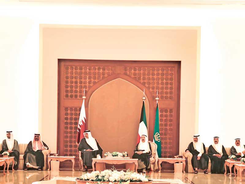 الأمير وتميم يتوسطان كبار المسؤولين في البلدين أمس الأول 