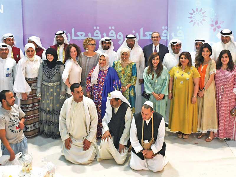 سيلڤرمان يتوسط الخشتي وفريق «زين» ومنظمي الحفل ونزلاء دور الرعاية 