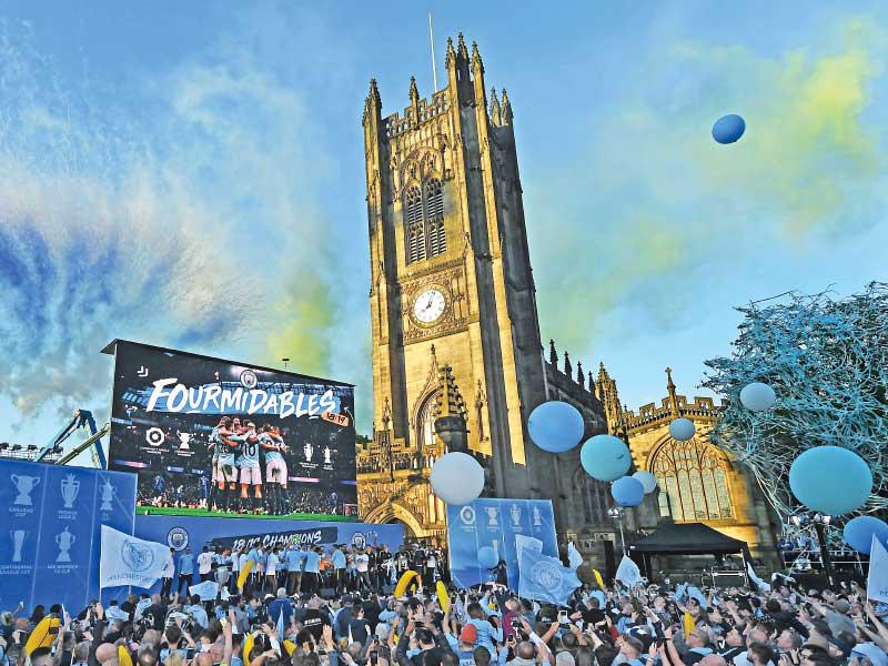 جانب من احتفالات فريق مانشستر سيتي أمس الأول