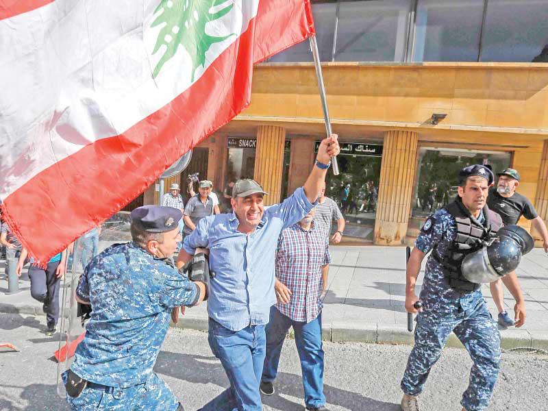 عسكريون متقاعدون يحتجّون على الموازنة أمام مقرّ الحكومة في بيروت أمس الأول (أ ف ب)