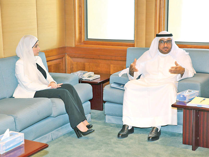 بوشهري خلال اجتماعها مع وكيل الأشغال