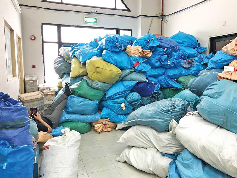 طرود مكدسة في بريد المطار