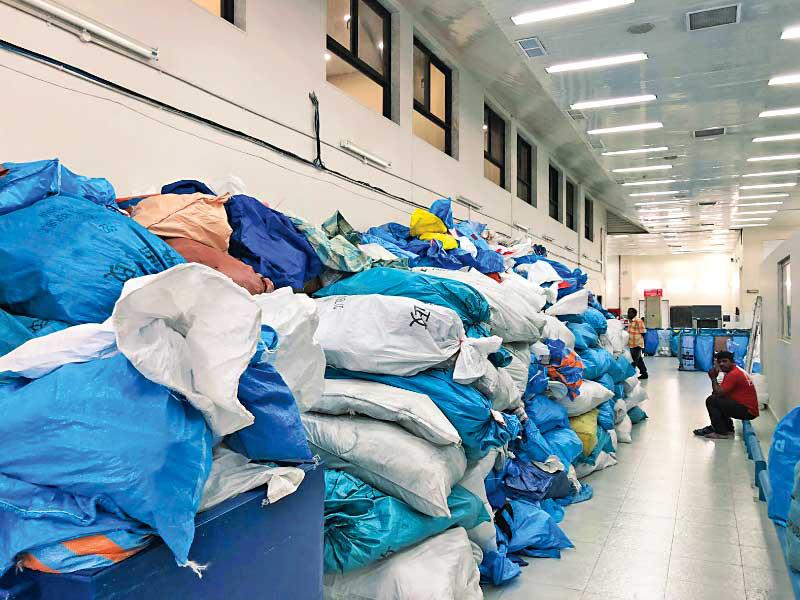 تلال من الطرود البريدية المكدسة