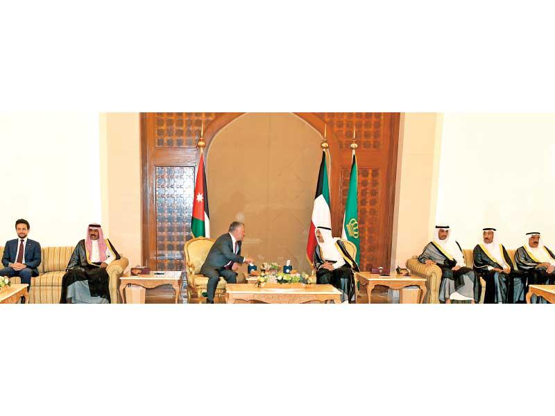 الأمير وملك الأردن يتوسطان كبار المسؤولينn