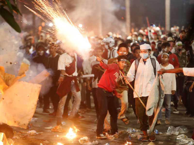 اشتبك محتجون إندونيسيون مع الشرطة خلال مظاهرة خارج مبنى هيئة الإشراف على الانتخابات