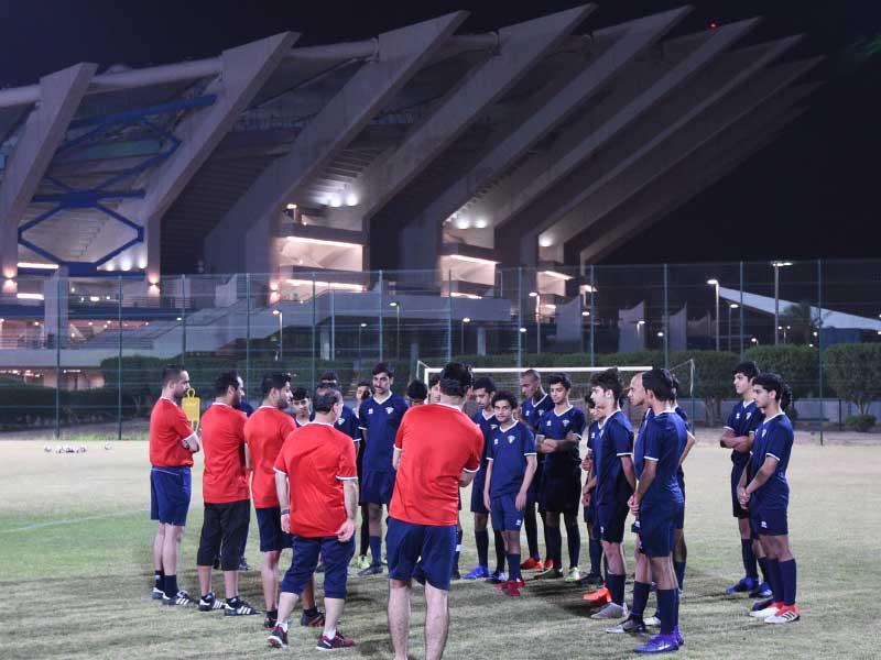 تعليمات مدرب الفريق قبل التدريب (تصوير نوفل إبراهيم)