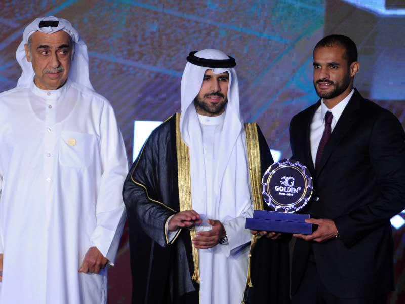  المطوع أثناء تسلمه الجائزة