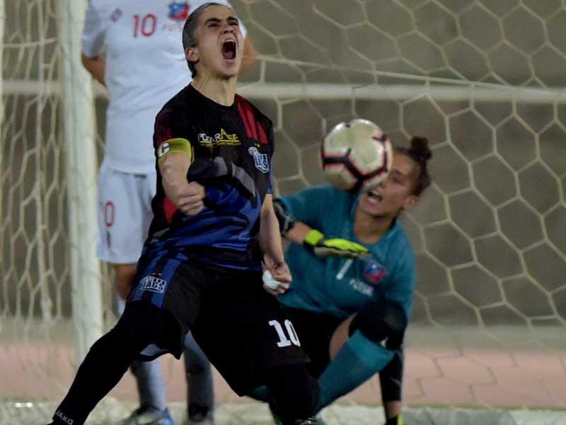 لاعبة جاغوار تحتفل بالهدف