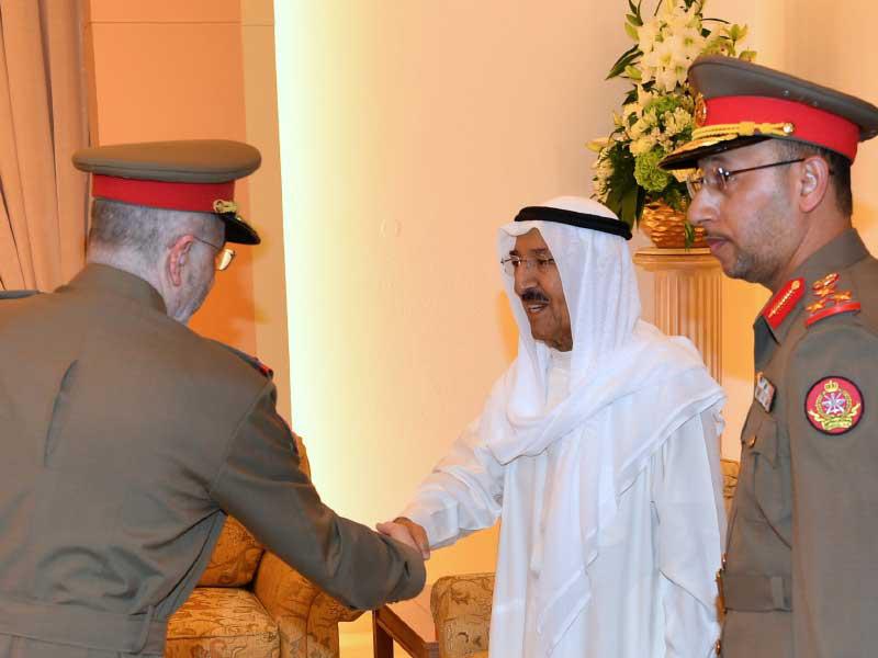 سموه مصافحاً كبار ضباط «الدفاع»