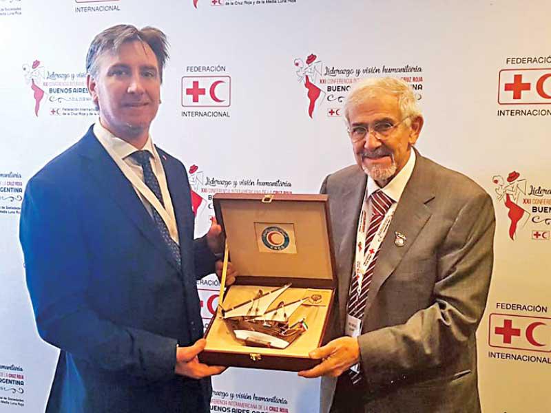 الساير يكرم رئيس الصليب الأحمر الأرجنتيني